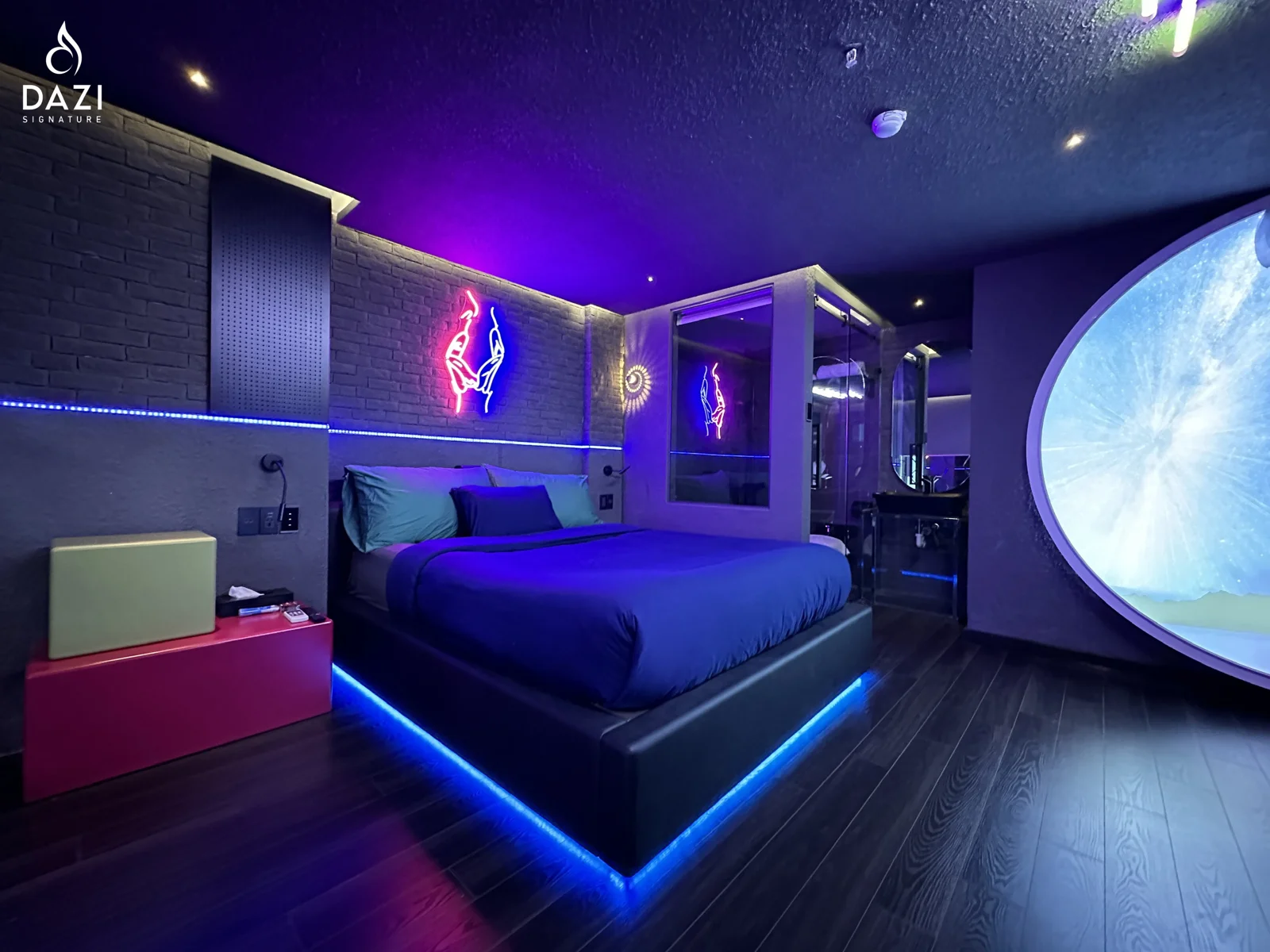 Neon Room - góc nhìn 5