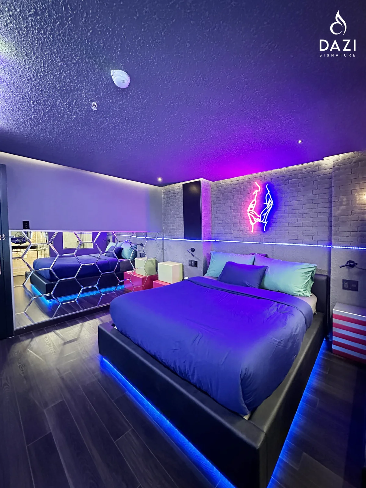 Neon Room - góc nhìn 9